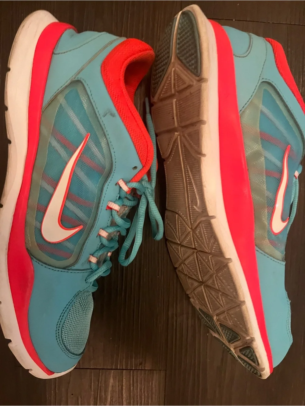Nike women ms flex trainer 4 Sneakers with Coral Accents